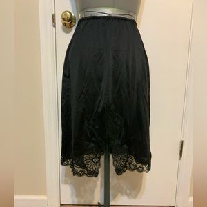 Like New Shadow Line Lace Trim Black Half Slip
